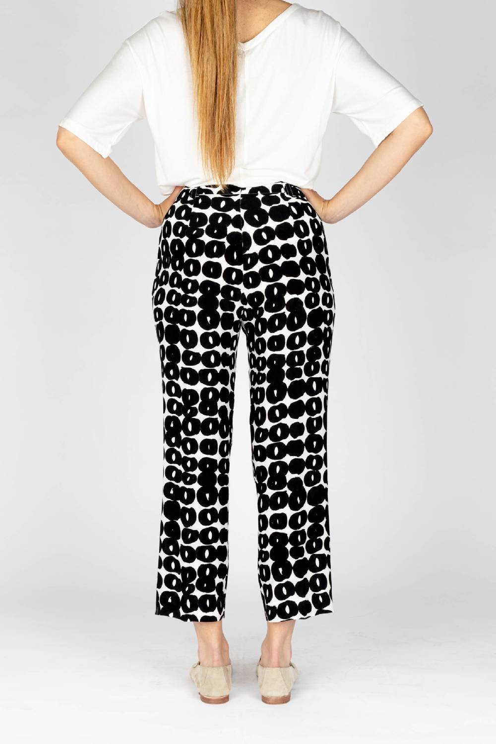 L.Pucci Pantaloni colore nero gamba larga tessuto viscosa stampa cerchio Offerta
