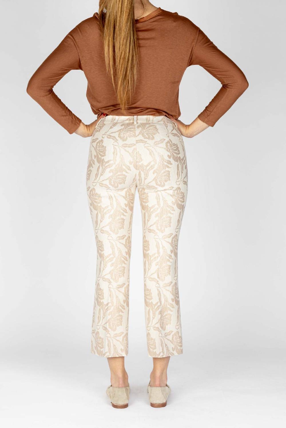 L.Pucci Pantaloni disegno fiore colore beige, linea zampetta tessuto jacquard lurex Offerta Pasqua