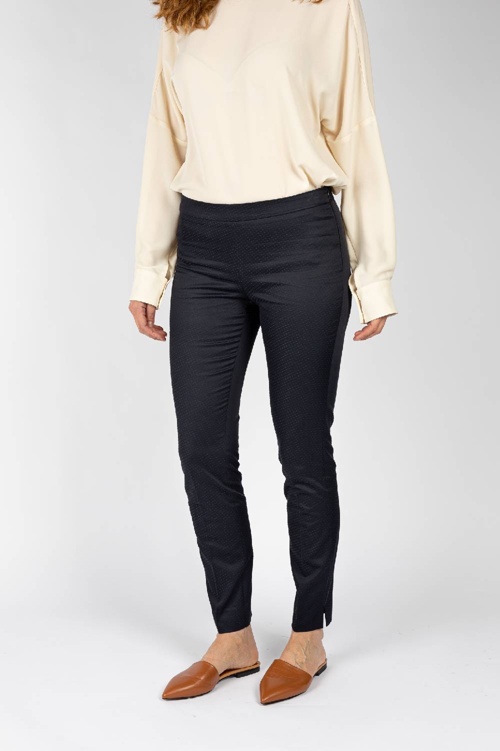L.Pucci Pantaloni effetto punto spillo colore blu, linea a sigaretta tessuto jacquard 2025
