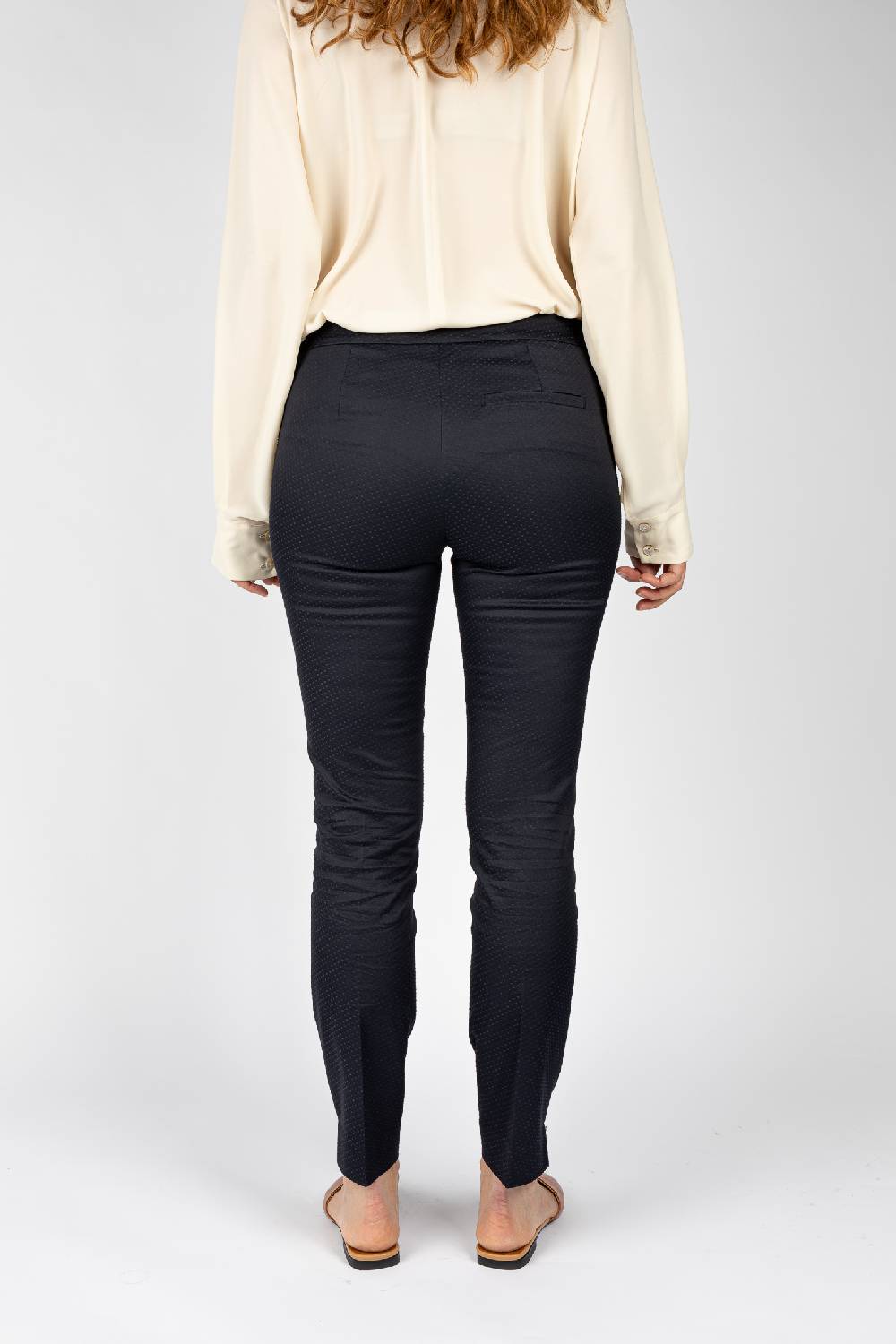 L.Pucci Pantaloni effetto punto spillo colore blu, linea a sigaretta tessuto jacquard 2025