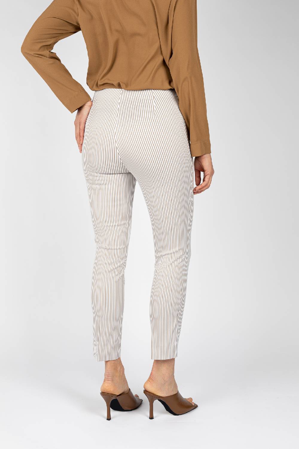 L.Pucci Pantaloni a riga colore beige da donna linea stretta Sconto