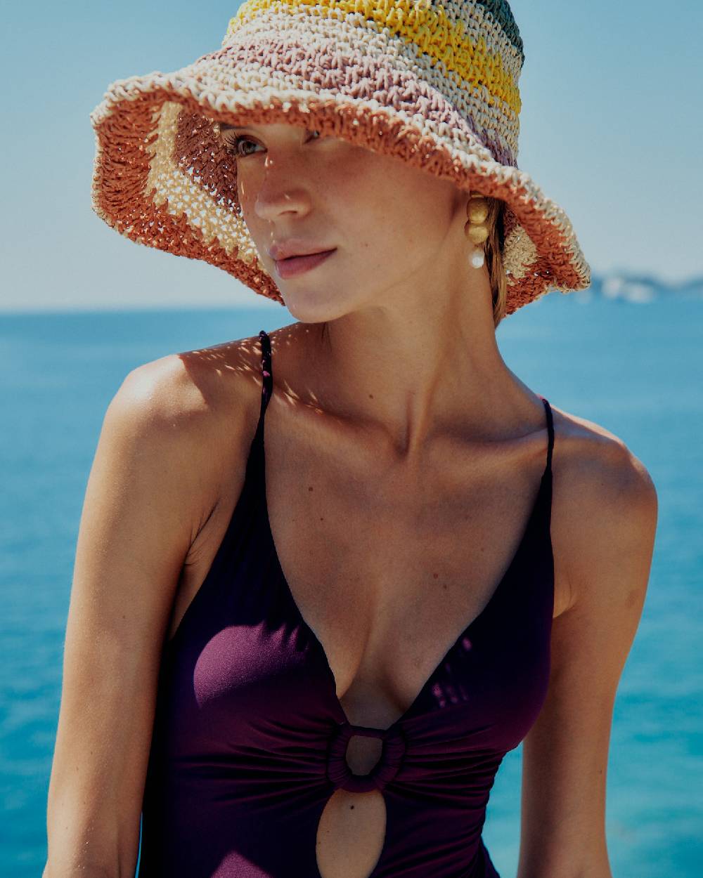 Olivia Gold Intero con scollatura e accessorio centrale Fino Al -60%