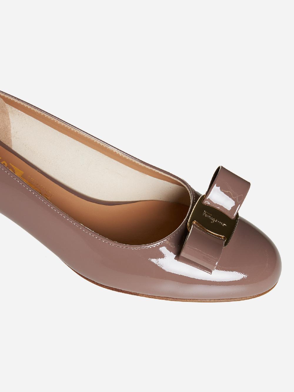 FERRAGAMO Decollete’ Vara in vernice Qualità Garantita