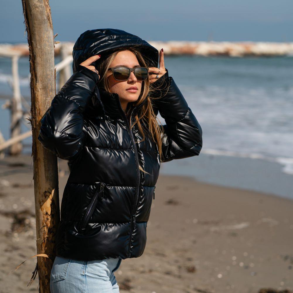 Seay / Piumino Nero con Cappuccio Offerta
