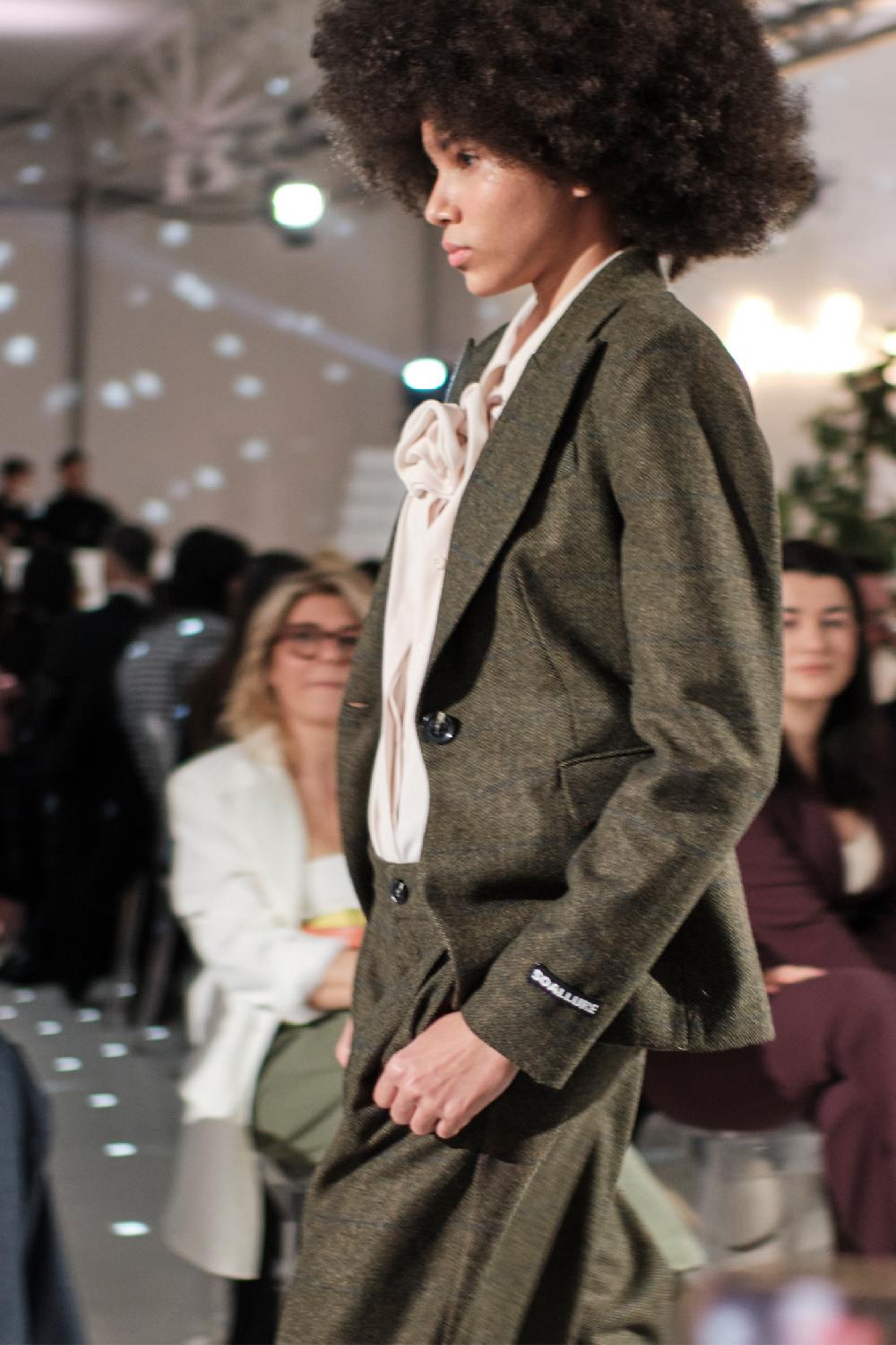 Soallure CAMICIA IN GEORGETTE CON DETTAGLIO ROSA Vendita