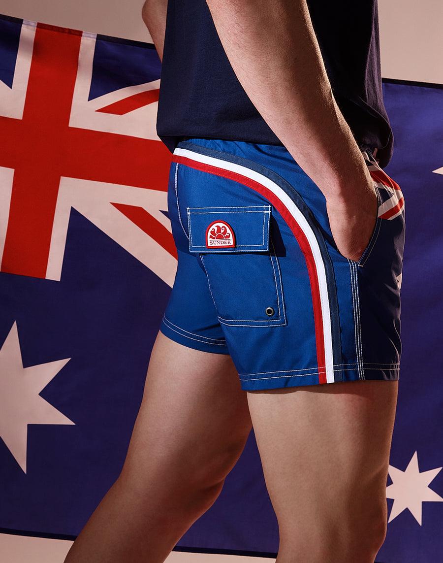 Sundek COSTUME DA BAGNO CORTO VITA ELASTICATA POLIESTERE RICICLATO REPREVE® BANDIERA AUSTRALIA M504BDRT3FG629FG