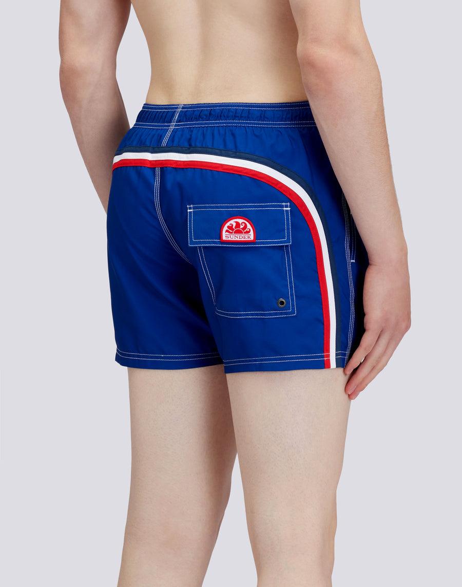 Sundek COSTUME DA BAGNO CORTO VITA ELASTICATA POLIESTERE RICICLATO REPREVE® BANDIERA AUSTRALIA M504BDRT3FG629FG Acquista Ora