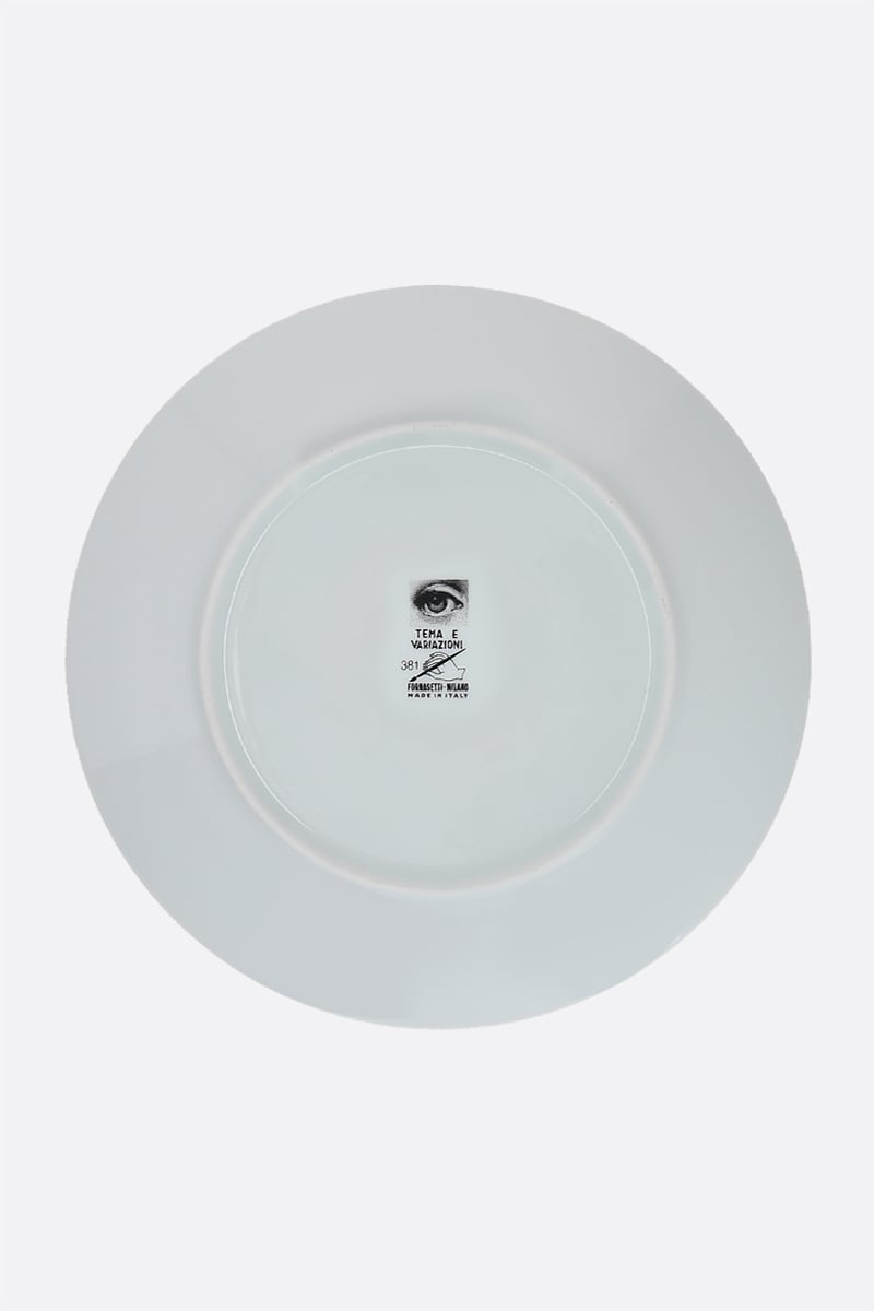 FORNASETTI piatto Tema e Variazioni N° 381 in porcellana Negozio