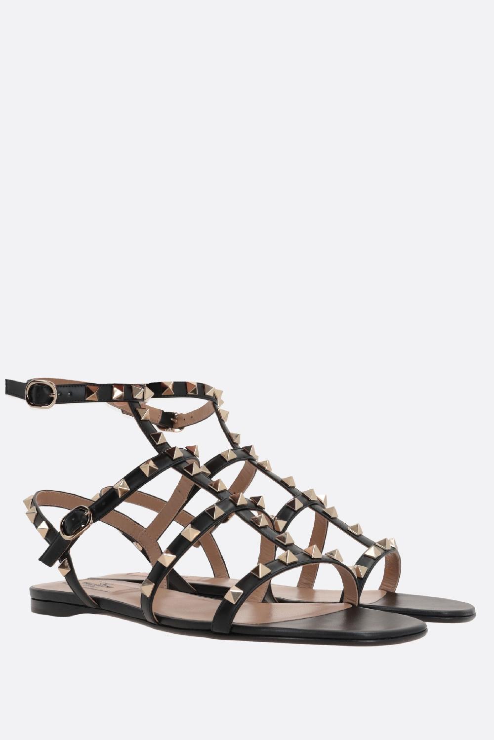 VALENTINO GARAVANI sandalo flat Rockstud in pelle liscia Affare Del Giorno