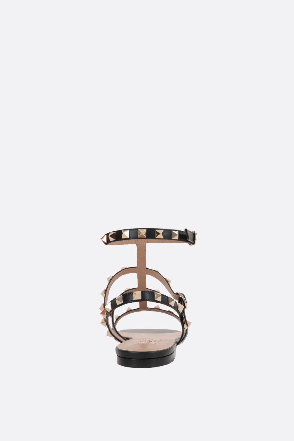 VALENTINO GARAVANI sandalo flat Rockstud in pelle liscia Affare Del Giorno