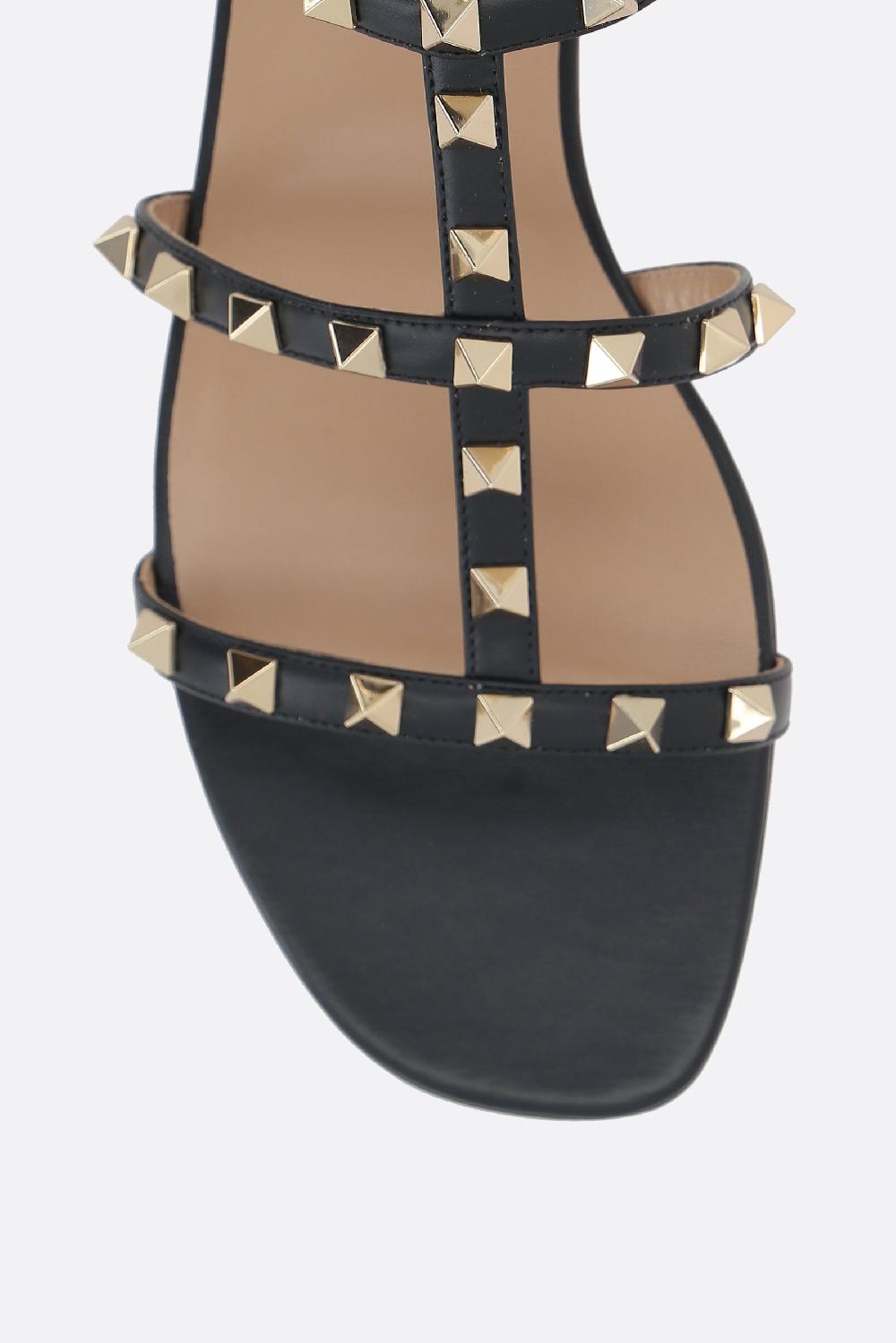 VALENTINO GARAVANI sandalo flat Rockstud in pelle liscia Affare Del Giorno