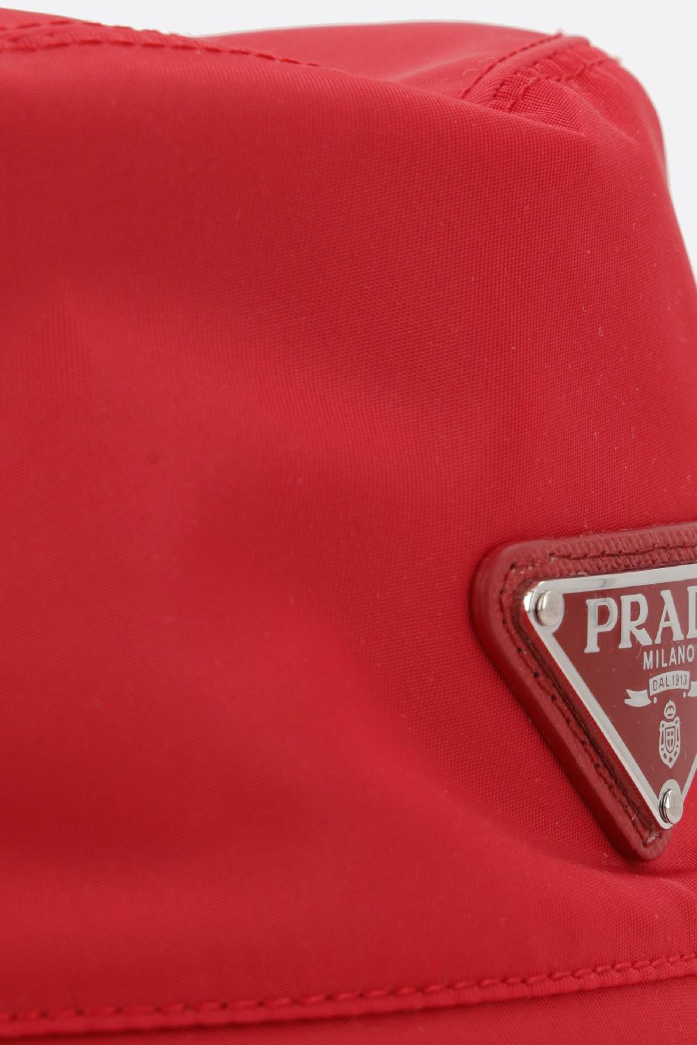PRADA cloche in Re-Nylon con logo Fino al 60% di sconto