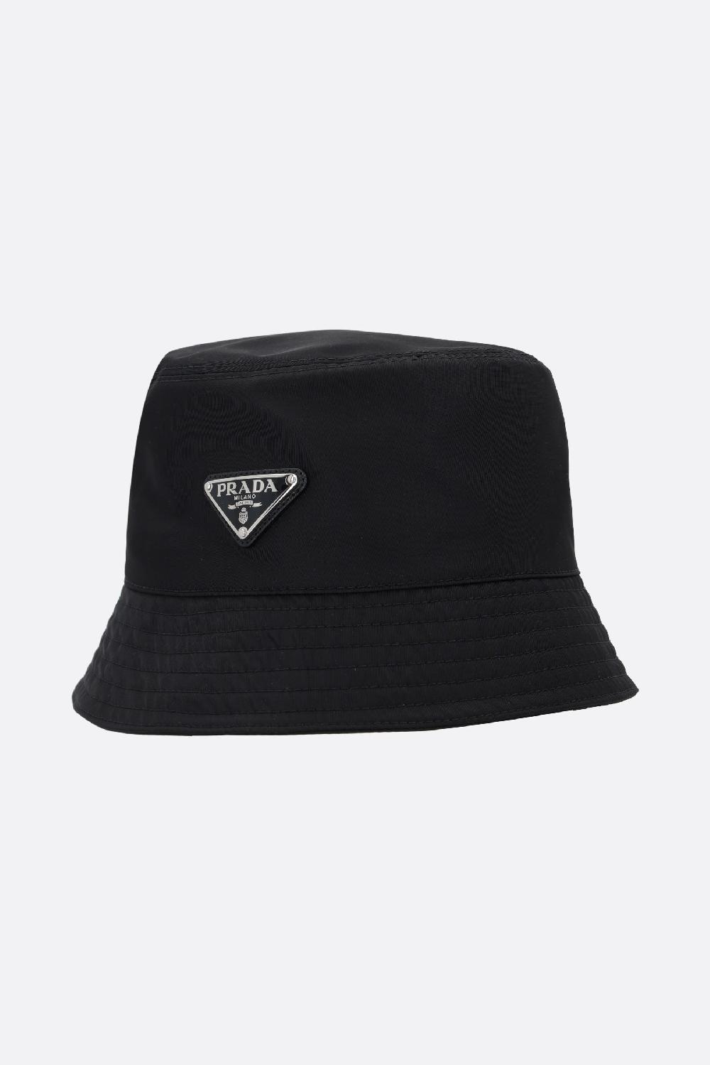 PRADA cloche in Re-Nylon con logo Saldi