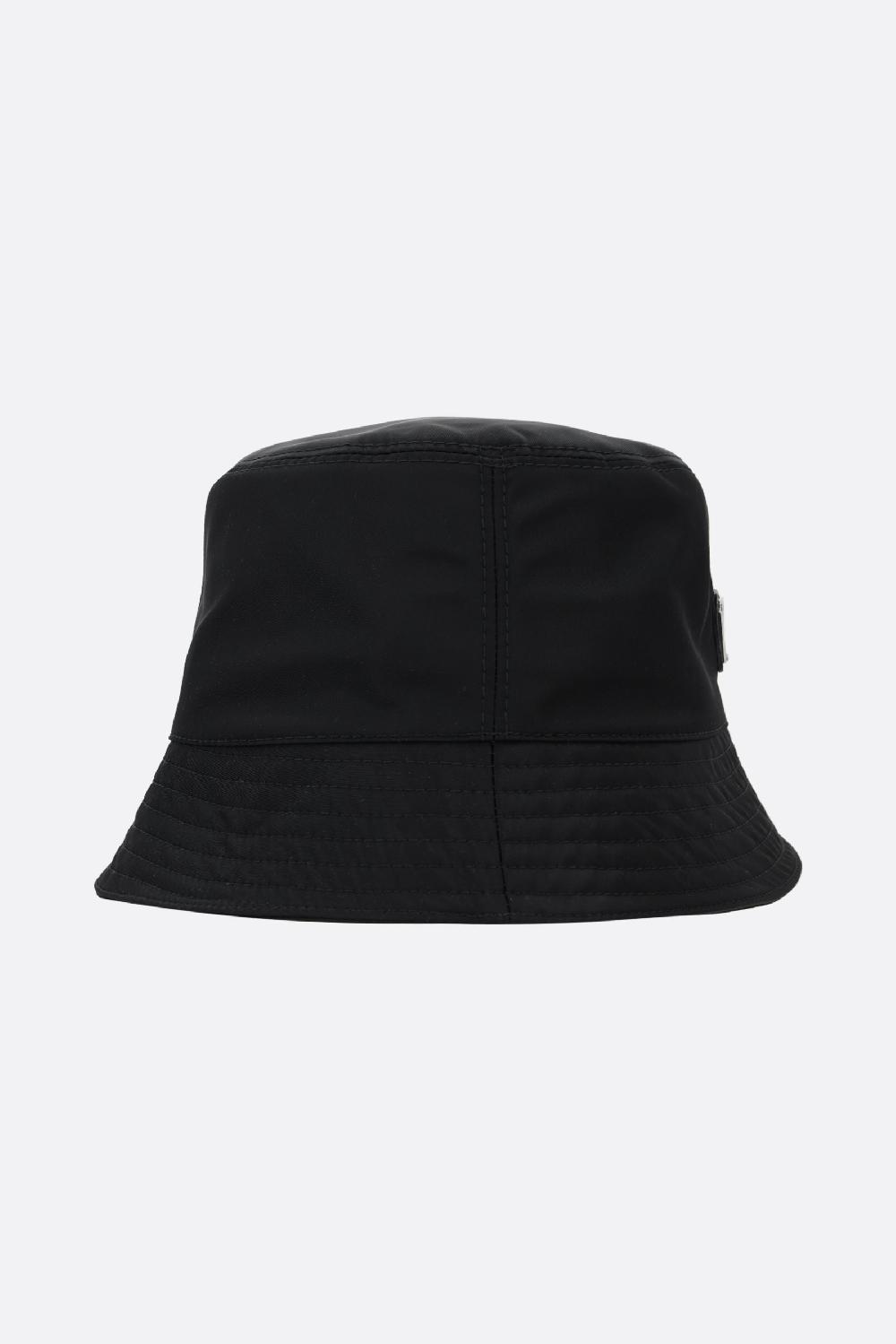 PRADA cloche in Re-Nylon con logo Saldi