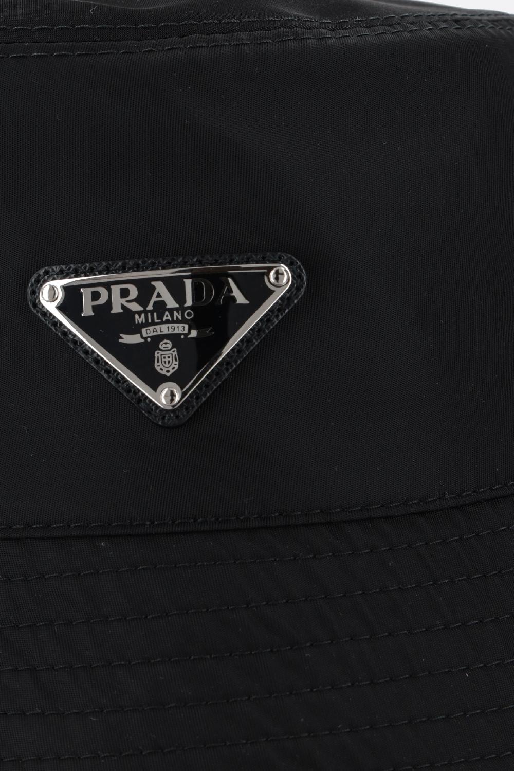 PRADA cloche in Re-Nylon con logo Saldi