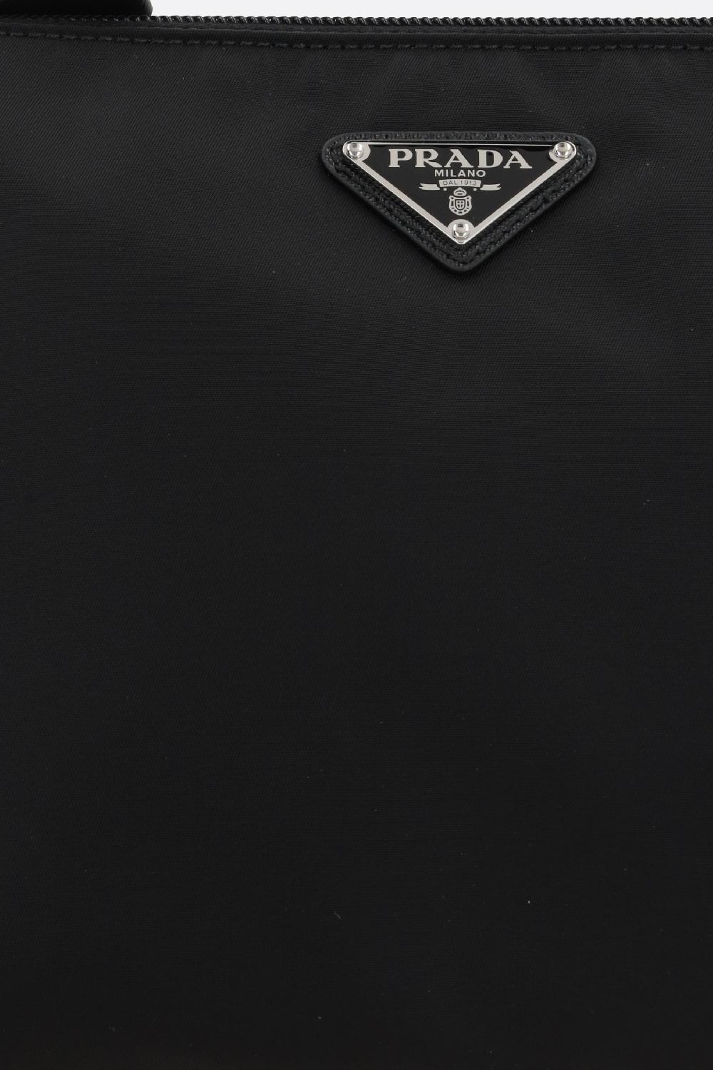 PRADA busta in Re-Nylon con logo Officina