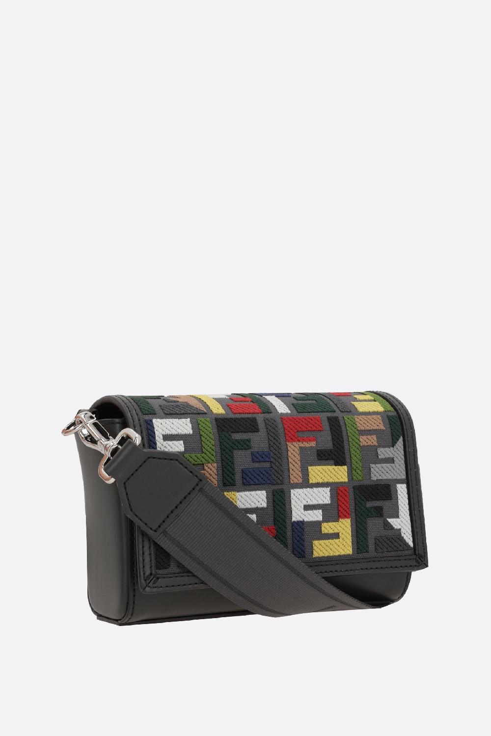 FENDI borsa messenger in pelle liscia e canvas FF Acquista Ora