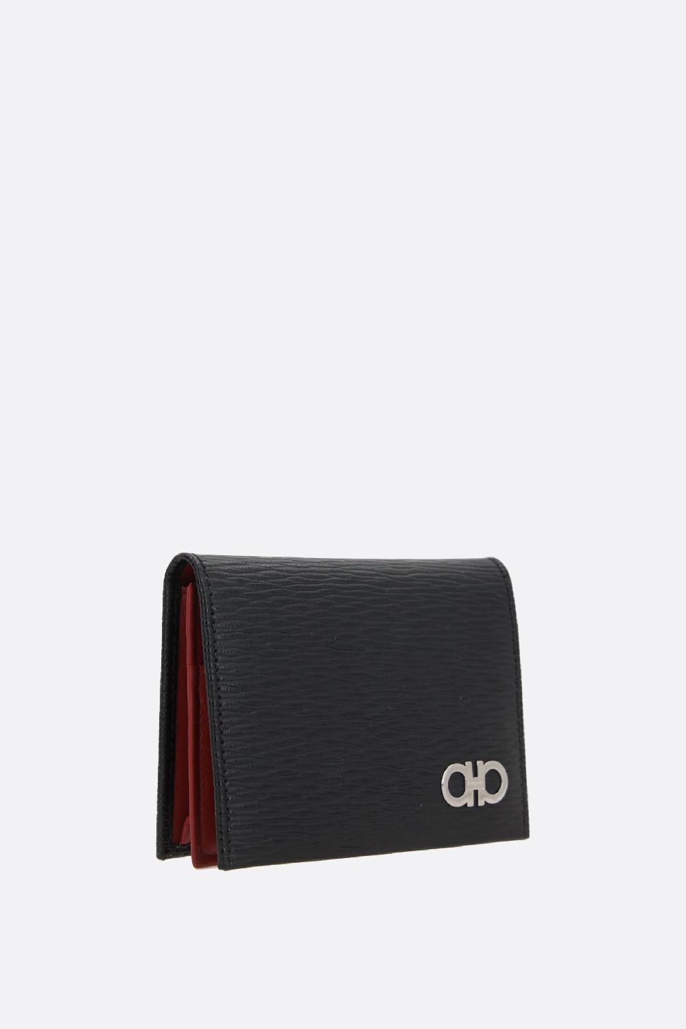 FERRAGAMO porta carte a libro Gancini in pelle texturizzata Promozione temporanea