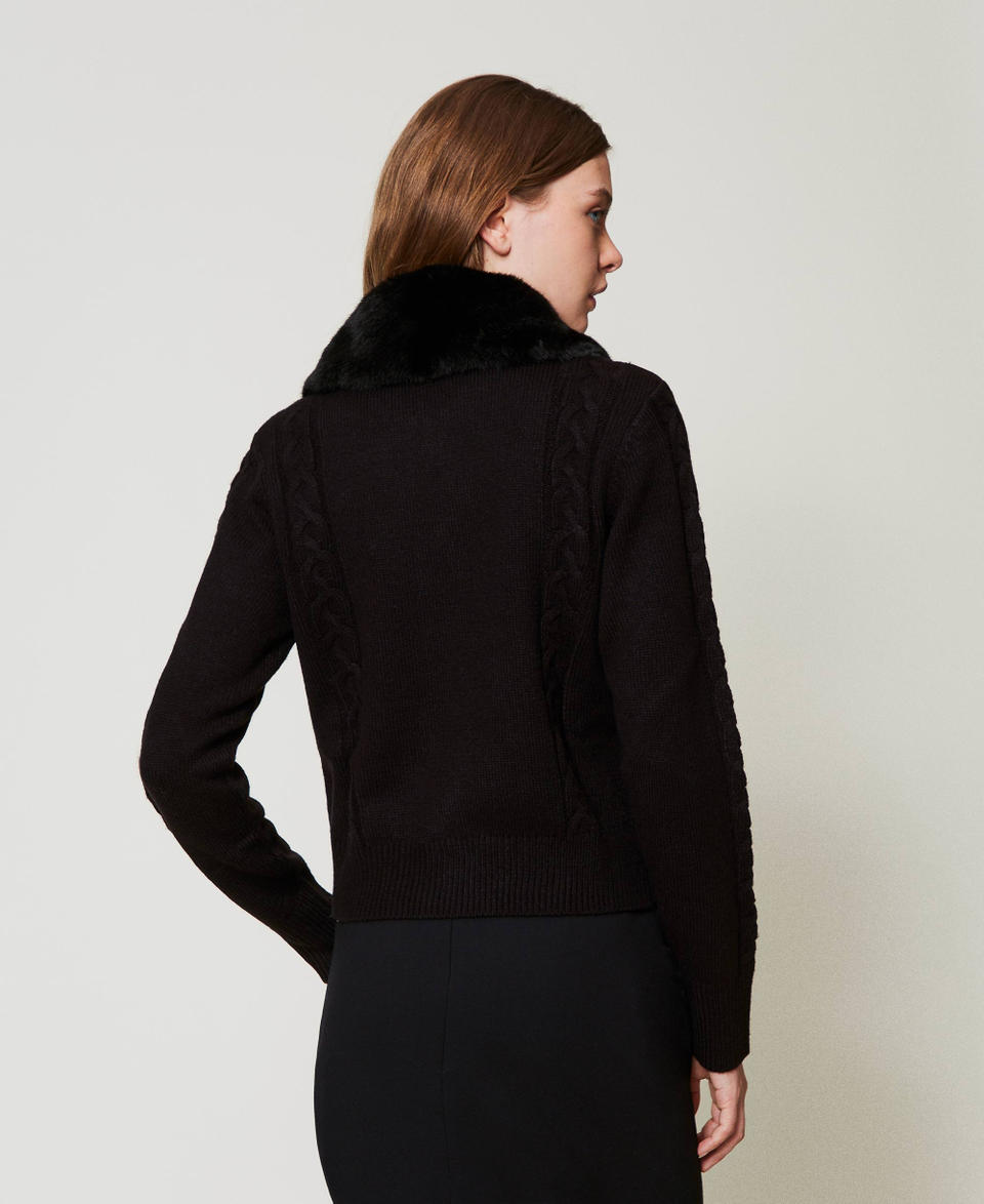 Twin Set Cardigan corto con collo in faux fur Sconto