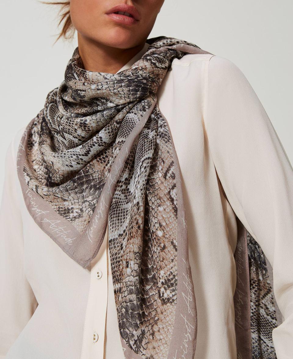 Twin Set Kefiah in georgette con stampa snake Fino al 50% di sconto